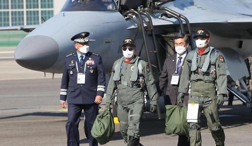 文在寅搭乘国产FA-50轻型战斗机抵达首尔机场