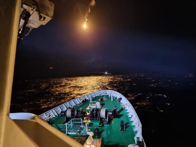 韩国西海域沉没中国渔船12人获救3人失踪