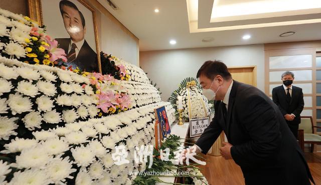 中国驻韩大使邢海明吊唁已故韩国前总统卢泰愚 