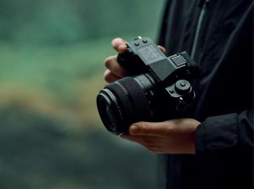 [브랜드 이야기] “전문가 뺨치는 카메라”…후지필름 라지 포맷 미러리스 ‘GFX’