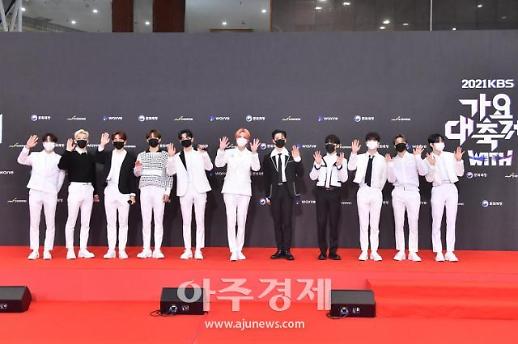 ​[포토] 레드카펫 밟는 더보이즈 (2021 KBS 가요대축제)