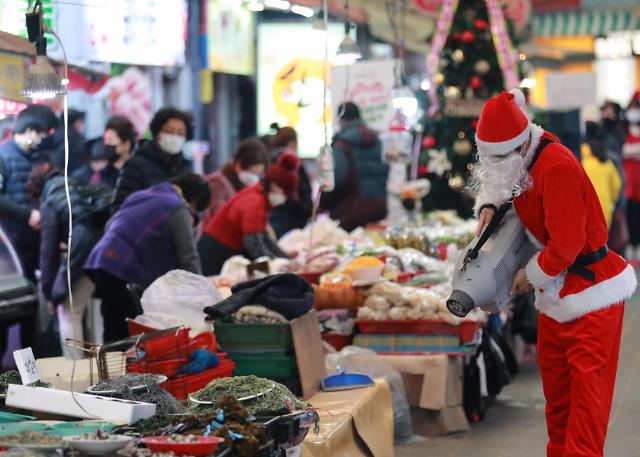 圣诞老人为传统市场消毒