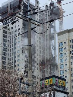光州一处在建公寓工地发生外墙倒塌事故
