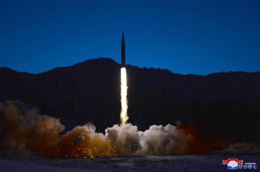 朝鲜成功发射高超音速导弹 金正恩现场观摩