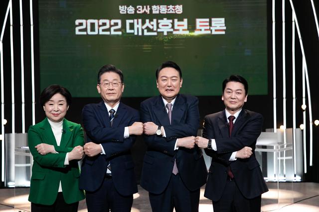 韩总统候选人首场电视辩论落幕 四强相争胜负未定