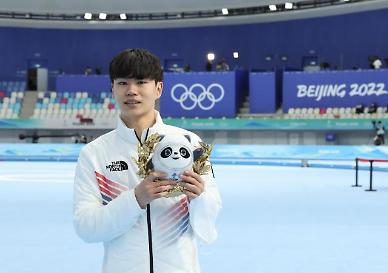 [2022 베이징 동계올림픽] 김민석, 빙둔둔 들고 미소