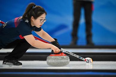 [2022 베이징 동계올림픽] 집중하는 컬링 김선영