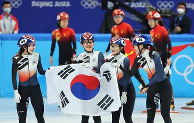 ​[2022 베이징 동계올림픽] 은빛 미소 최민정·중국에 패한 팀 킴, 13일 희비 엇갈린 대한민국