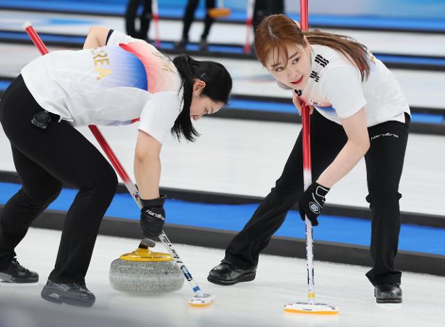 韩国女子冰壶迎战美国队