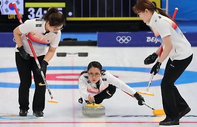 [2022 베이징 동계올림픽] 여자 컬링, 일본에 10-5 승리…꺼져가던 4강 희망 살렸다
