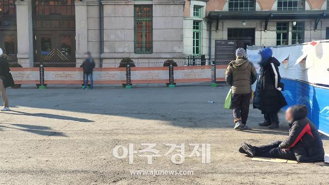 서울역 광장에 앉아 있는 노숙인[사진=최태원 수습기자]
