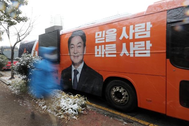 ​安 유세차 사망 사고에...여야 후보들 애도 물결 