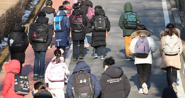 ​韩国单日新增确诊逼近10万 近三成患者是少年儿童