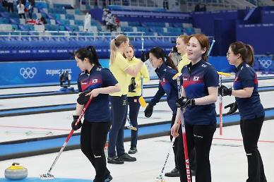 [2022 베이징 동계올림픽] 졌지만 잘 싸웠다 한국 여자 컬링, 스웨덴에 4점 차 패배…4강 진출 좌절