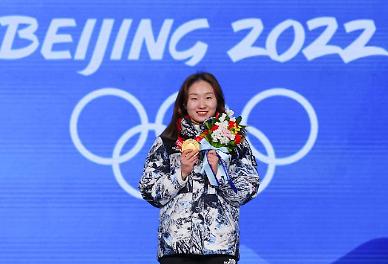 [2022 베이징 동계올림픽] 금메달 들어보이는 최민정