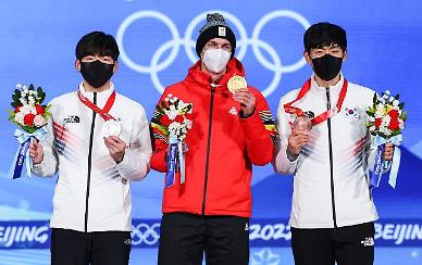 [2022 베이징 동계올림픽] 메달 받는 정재원과 이승훈