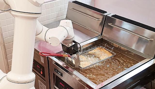 Convenience store chain GS25 to demonstrate fried chicken cooking robot for work efficiency