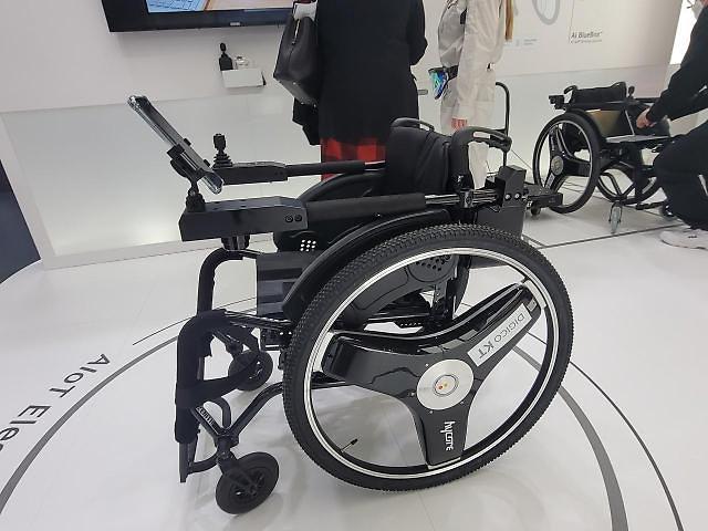 KT unveils electric wheekchairs attached with AI and automatic call functions at MWC