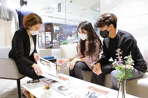 코로나가 바꾼 결혼 트렌드…신행 대신 혼수·예물 플렉스