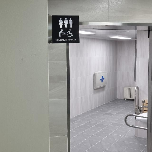 성공회대학교 '모두를 위한 화장실'의 모습. 화장실 표지판에 여성과 남성, 구분되지 않은 성, 장애인이 모두 표시돼 있다.[사진=권성진 기자]