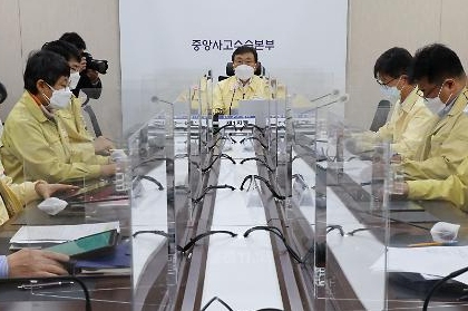 ​21일부터 2주간 사적모임 6명→8명…영업시간은 유지