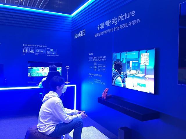 게이밍에 최적화된 기능을 다수 탑재한 2022년 삼성 신형 TV를 한 사용자가 직접 체험해보고 있다. [사진=석유선 기자]