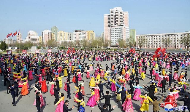 平壤青年载歌载舞 庆祝金正恩执政十周年