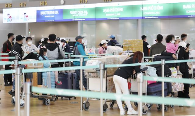 韩国今起取消全球旅游预警 仁川机场人山人海