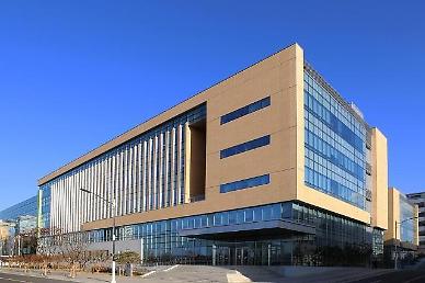 Battery makers take different path in commercializing all-solid-state batteries  