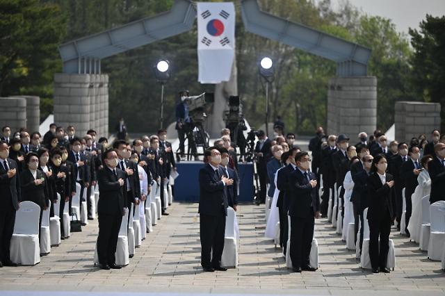 韩国4·19民主运动迎62周年纪念日 尹锡悦拜谒公墓