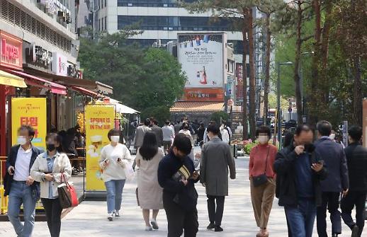 Chính phủ Hàn Quốc xem xét dỡ bỏ quy định đeo khẩu trang khi ở ngoài trời vào đầu tháng 5