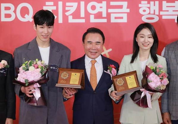 [포토] BBQ, 치킨연금 행복 전달식 개최