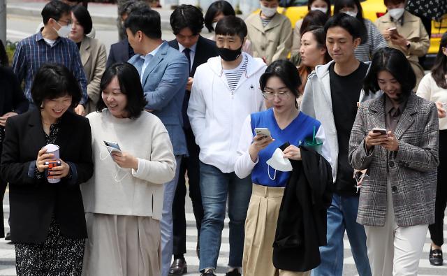 摘下口罩第一周 韩国个体工商户业绩开始“吹暖风”