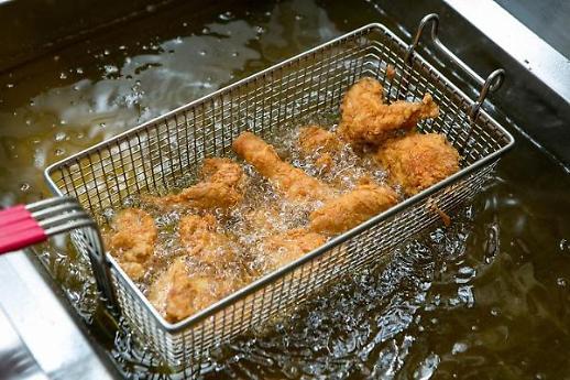 [아주 돋보기] 식용유 대란에 우는 치킨집 사장님 가게 문 닫을 판