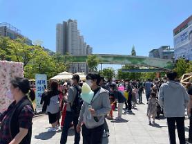 Mask-free outdoor arts festival attracts thousands of visitors on Childrens Day