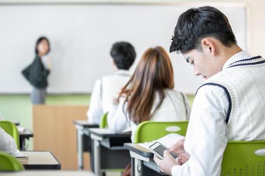 [아주 돋보기] 교내 휴대폰 금지…학생 vs 교사·학부모 갑론을박 여전
