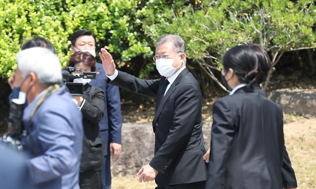 文在寅抵达卢武铉逝世13周年追悼仪式现场