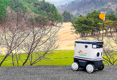  SK Telecom introduces autonomous delivery robot at professional golf tournament site
