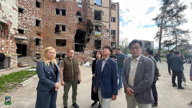 韩执政党首李俊锡率代表团访问乌克兰