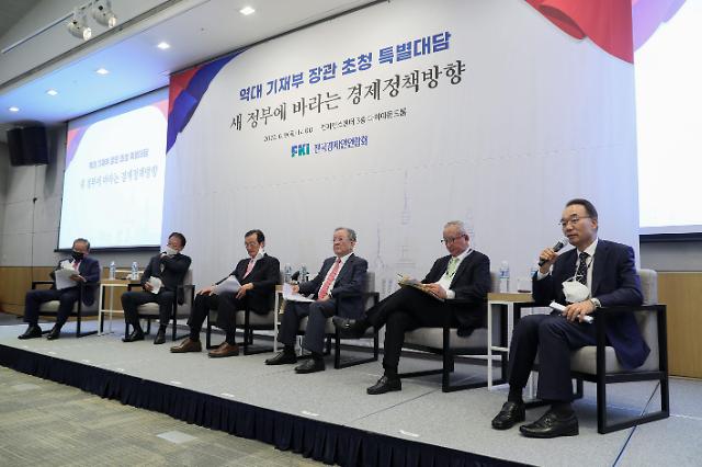 ​역대 기재부 장관들 韓 경제 퍼펙트 스톰…대대적 수술 불가피하다