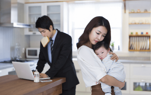 报告：韩国奶爸比例上升 女性仍是带娃主力