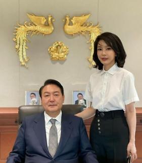 왜 정치권은 김건희 행보를 주시‧우려하는가