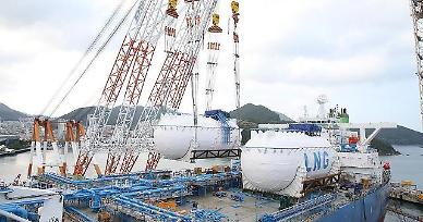 Oil carrier installed with LNG fuel tank made of high manganese steel at Daewoo shipyard
