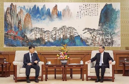 韩国驻华大使张夏成离任前拜会中国外长王毅
