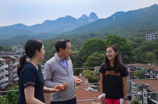 서울의 名山에 빠져보세요..외국인 북한산 관광 본격화