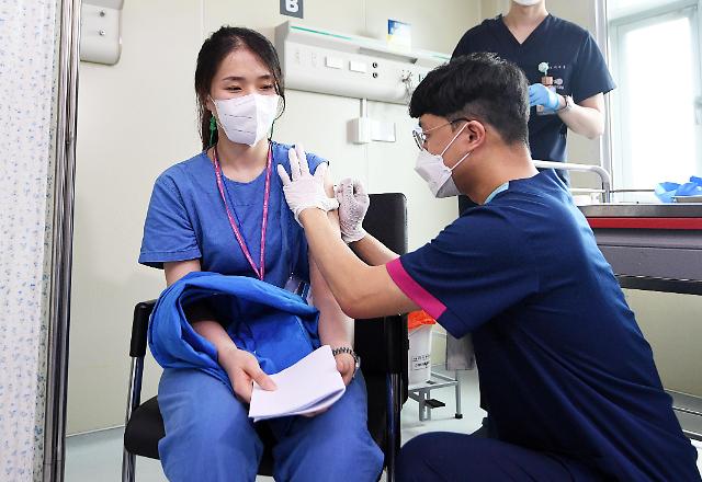医务人员接种猴痘疫苗