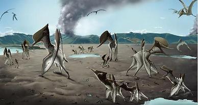 Pterosaur footprints provide evidence for gregarious gathering in mixed-age groups