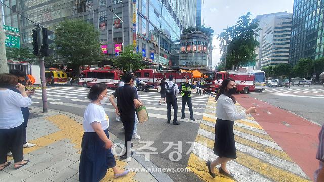 [1보]서울 종로 르메이에르 빌딩 흔들…소방당국 시민들 긴급 대피