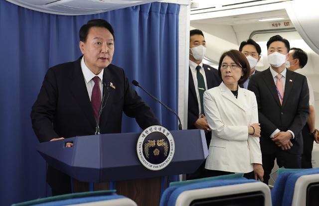 [여론조사 Pick] 나토 참석 후 돌아오는 尹…국정수행 지지도는 하락