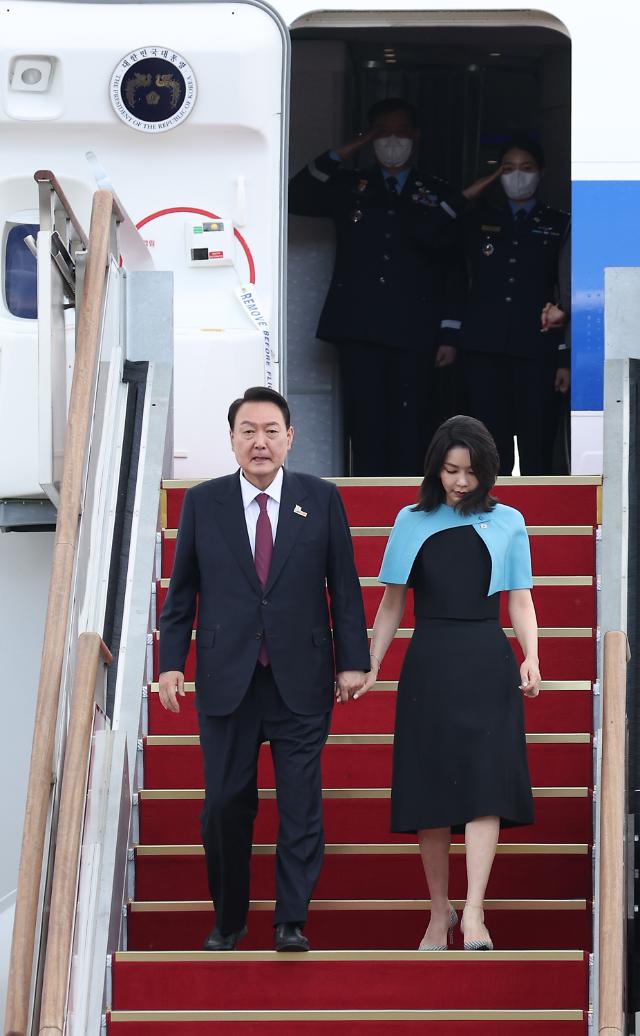 韩总统夫妇下机